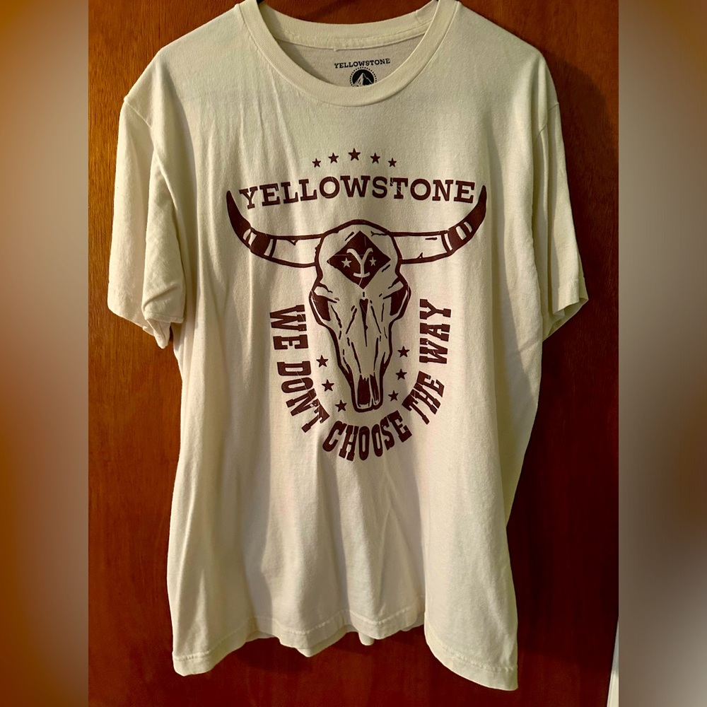 5/$25 Men’s size lg Yellowstone tee
